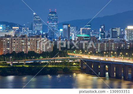 Panoramic cityscape night view of Han river and downtown Seoul, capital of South Korea 130933351