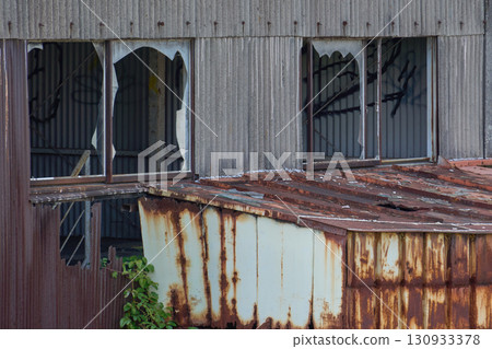 破舊工廠的廢墟。建築的外觀象徵著空屋的問題。 130933378