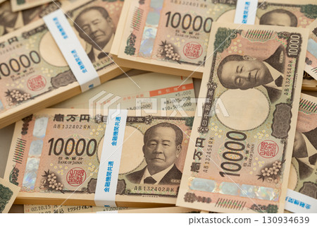 2024年新版紙幣：澀澤榮一10,000日元紙幣和存摺，其中存款超過1,000萬日元 130934639