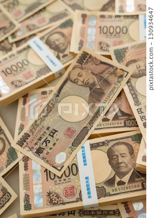 2024年澀澤榮一新版10,000日圓紙幣疊及舊版紙幣 2024年澀澤榮一新版10,000日圓紙幣疊及舊版紙幣 130934647