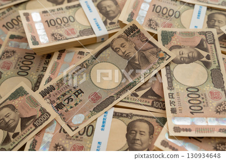 2024年澀澤榮一新版10,000日圓紙幣疊及舊版紙幣 2024年澀澤榮一新版10,000日圓紙幣疊及舊版紙幣 130934648
