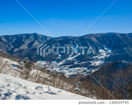 A panoramic view of the winter scenery of Kitashiga Highlands from a ski resort on a clear day (Yamanouchi Town, Nagano Prefecture, Yomase) 130934745