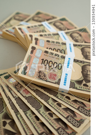 New 2024 banknote bundle: Eiichi Shibusawa 10,000 yen note 130934941