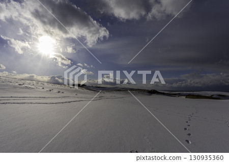 大地被雪覆蓋 130935360