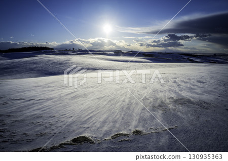 燈光照亮的雪原 燈光照亮的雪原 130935363