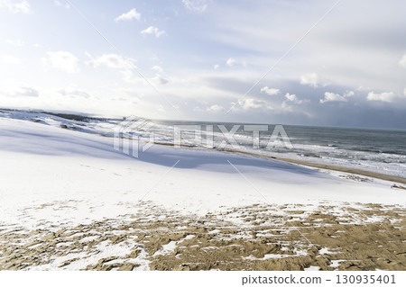 冬季海岸和藍天 冬季海岸和藍天 130935401