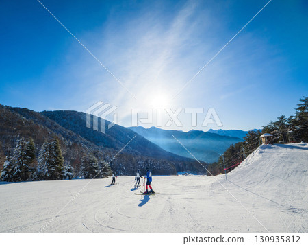 滑雪者在朝陽照射下的斜坡上滑行(長野縣山之內町山瀨) 滑雪者在朝陽照射下的斜坡上滑行(長野縣山之內町山瀨) 130935812