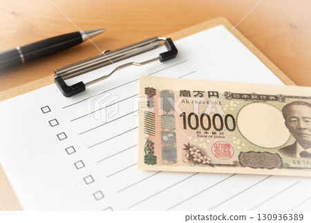 Checklist and 10,000 yen note Checkbox New banknote and checklist List 130936389