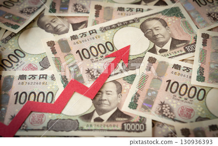 10,000日元鈔票和向右上升的箭頭,上升的鈔票,向上的價格上漲,稅收增加 10,000日元鈔票和向右上升的箭頭,上升的鈔票,向上的價格上漲,稅收增加 130936393