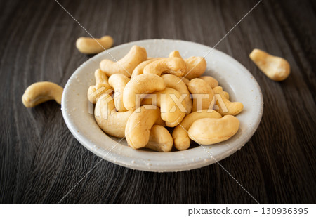 小盤子裡的腰果 小盤子裡的腰果 130936395