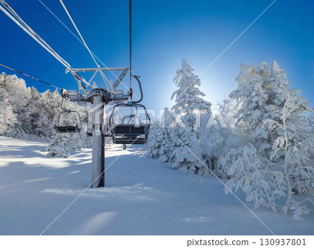A view of a ski lift with blue skies and frost-covered trees (Yamanouchi Town, Nagano Prefecture, Yokoteyama) A view of a ski lift with blue skies and frost-covered trees (Yamanouchi Town, Nagano Prefecture, Yokoteyama) 130937801