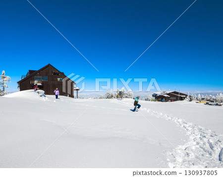 橫手山頂的纜車站和在新雪中玩耍的年輕人(長野縣橫手山山之內町) 橫手山頂的纜車站和在新雪中玩耍的年輕人(長野縣橫手山山之內町) 130937805