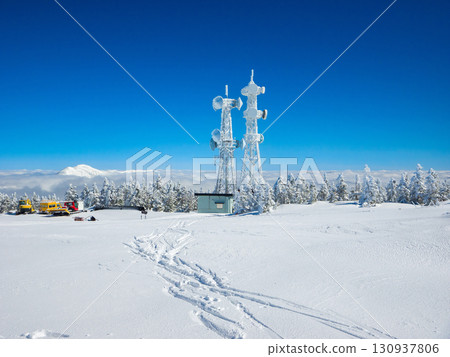 冬日里，橫手山頂的電波塔和從雲海中聳立的岩洲山的景色（長野縣山之內町，橫手山） 130937806