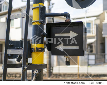 安裝在鐵路道口的列車方向指示器 130938040