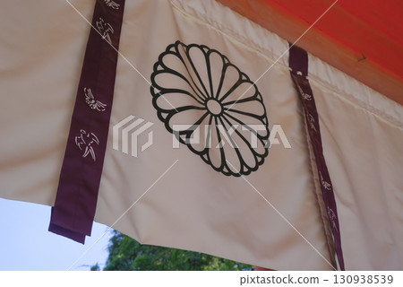 The chrysanthemum crest on the curtain of Kasuga Taisha Shrine 130938539