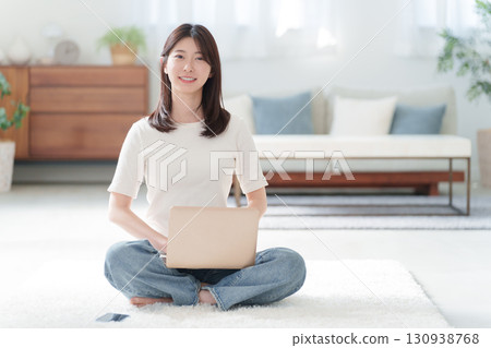 一名婦女在家使用電腦工作 130938768