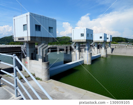 蓮助川防潮閘防止海水從河口入侵 蓮助川防潮閘防止海水從河口入侵 130939105