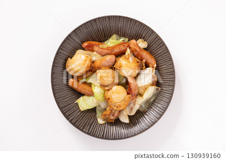 Scallops and Vienna sausages stir-fried with cabbage 130939160