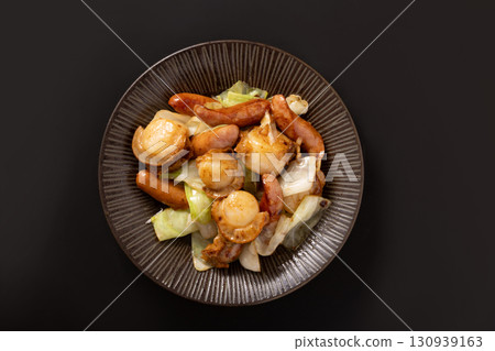 扇貝和維也納香腸炒高麗菜 130939163