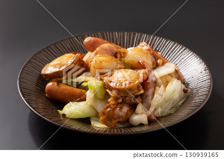 扇貝和維也納香腸炒高麗菜 130939165