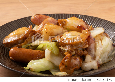 扇貝和維也納香腸炒高麗菜 扇貝和維也納香腸炒高麗菜 130939169