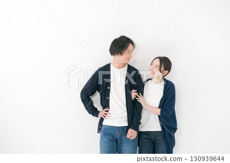 並肩站立的男女夫婦 並肩站立的男女夫婦 130939644