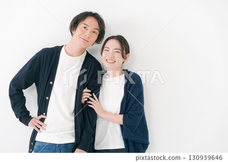 並肩站立的男女夫婦 並肩站立的男女夫婦 130939646