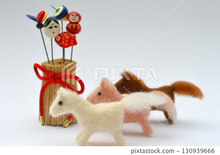 羊毛氈馬和新年裝飾品 130939666