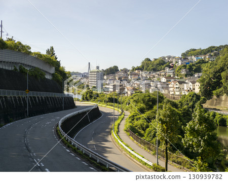 穿過豬名川河谷和人口密集住宅區的繞道景觀 130939782