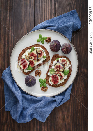 Sandwiches with figs, cream cheese, basil and honey 130939824