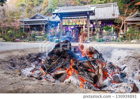 【新年/初次參拜場景】神社的篝火和篝火 130939891