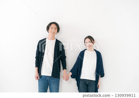 一對情侶並肩站著，手牽手 130939911