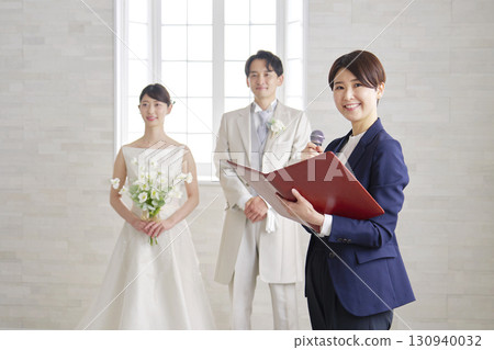 女婚禮主持人肖像看著相機 130940032