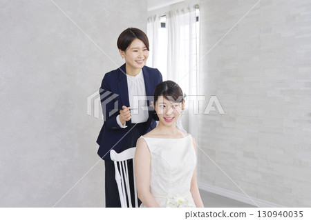 Women's wedding hair styling Women's wedding hair styling 130940035