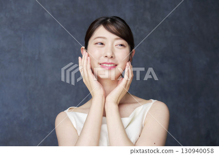 美女，20 多歲女性，黑色背景 130940058