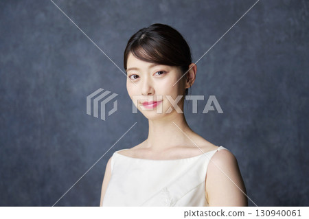 20 多歲的女人，黑色背景，肖像，看著相機 130940061
