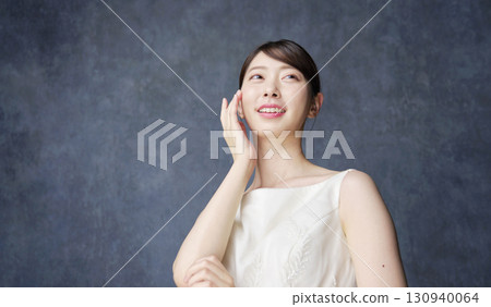 美女，20 多歲女性，黑色背景 130940064