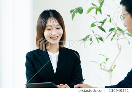 做生意的女商人 130940321
