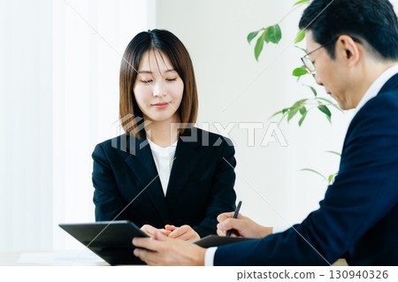 做生意的女商人 130940326