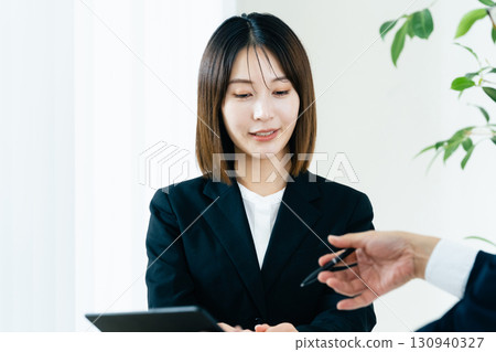 做生意的女商人 130940327