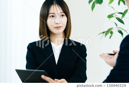 Business woman who does business Business woman who does business 130940329