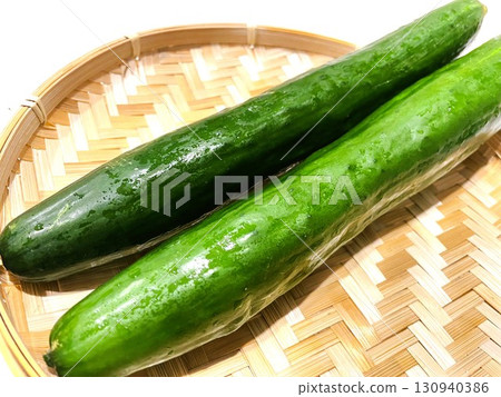 8 fresh cucumbers that have grown thick, long, and large 130940386