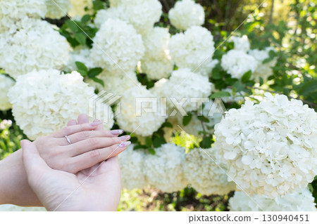 裹著白花的手和戒指① 裹著白花的手和戒指① 130940451
