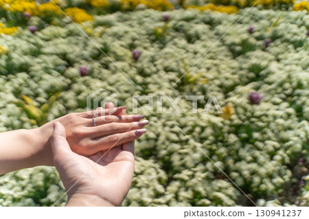 花壇裡緊緊扣在一起的情侶戒指① 130941237