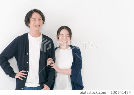 並肩站立的男女夫婦 130941434