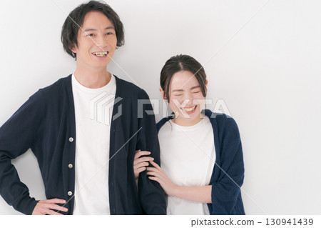 並肩站立的男女夫婦 並肩站立的男女夫婦 130941439