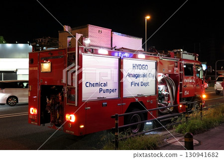 尼崎市消防局的化學品泵車在交通事故現場(夜間) 尼崎市消防局的化學品泵車在交通事故現場(夜間) 130941682