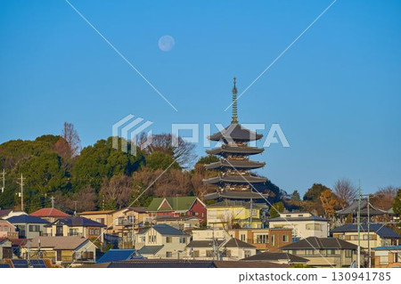 神奈川縣川崎市麻生區光林寺五重塔與清晨的圓月 神奈川縣川崎市麻生區光林寺五重塔與清晨的圓月 130941785