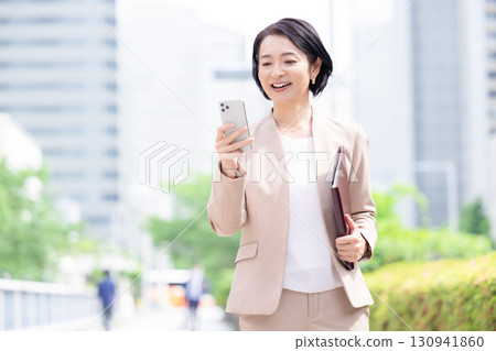Business middle woman portrait Business middle woman portrait 130941860