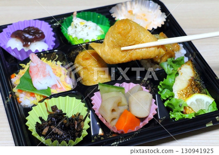Japanese bento (sushi makunouchi bento) 130941925